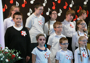 Uczniowie w trakcie śpiewania